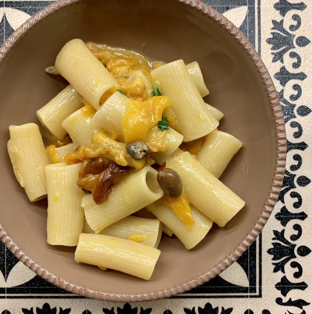 Mezze maniche peperoni, capperi e olive taggiasche. - chiaramaci