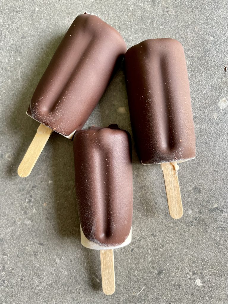 Gelatini di banana, yogurt greco e burro di arachidi chiaramaci