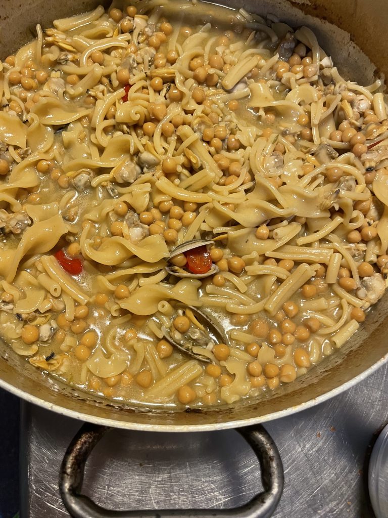 Pasta mista, ceci e vongole. chiaramaci